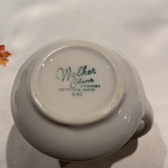 Walker China mini pitcher white with green and tan design - Picture 4 of 4